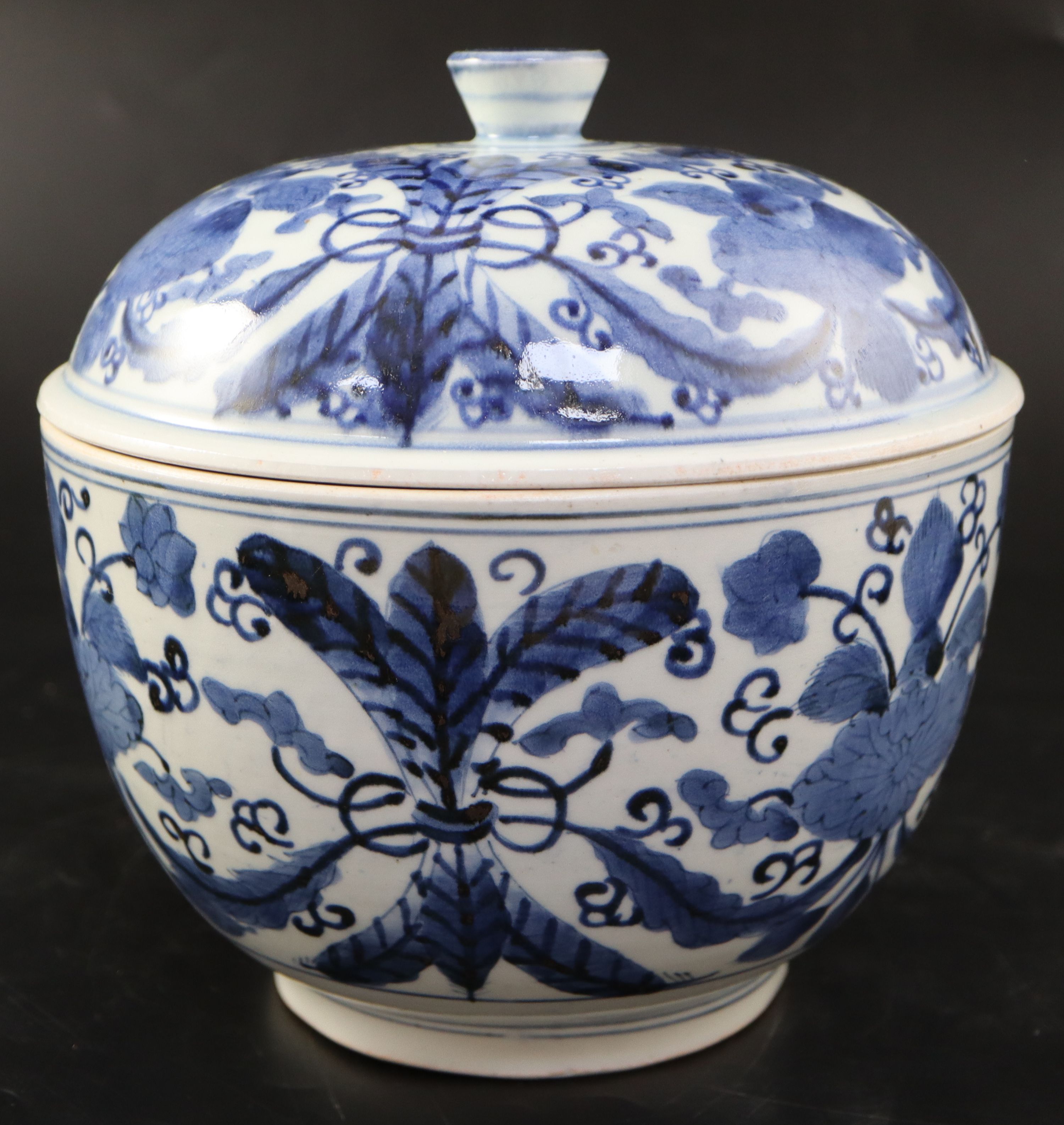 A Japanese blue and white tureen and cover, c.1700, 21.5cm